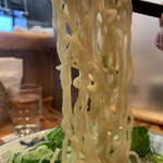 中華蕎麦 春馬 - 中太ちぢれ麺をリフト⤴️