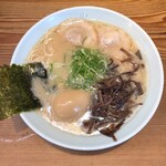 博多濃麻呂 - 料理写真:ラーメンに煮卵
