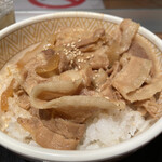 すき家 - 「おろしポン酢豚丼 並盛（定価５１０円がsukipass使用で７０円引きの）４４０円」ですが、この時点では、別皿提供のおろしポン酢をぶっかけていないため、"豚丼 並盛＂状態です