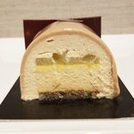 パティスリー・パリセヴェイユ - ブシェット ド ノエル [マロン / ポワール / ベルガモット / ノワゼット]（カット）