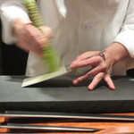 草庵 鍋島 - 特大の静岡山葵をおろす料理長