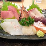 海・鮮 料理 よしだ - 盛付きれい。2切れずつあるのがいい。