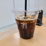 イトーヨーカドーの焼きたてパン - アイスコーヒーR(100円)です。