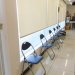 ラーメン二郎 - 店内のウェイティングスペース