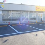 ラーメン二郎 - 駐車場の一部