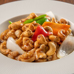 Stir-fried chicken and cashew nuts