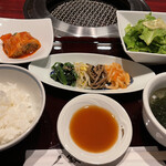 Jojoen - ランチセット：ナムル、キムチ、サラダ、ワカメスープ