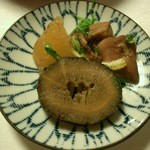 漁菜克献 - ≪２０１２年１２月末≫聖護院ダイコンとモツ煮。取り皿に取りました。堀川ごぼうも入っています。