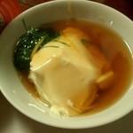漁菜克献 - ≪２０１２年１２月末≫寄せ豆腐くず餡かけ。お豆腐を取り皿に取りました。シソ、白髪ネギ、柚子添え。つるりと滑らかな大豆の風味の濃いお豆腐です。