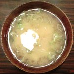 紅亭 - ドレス・ド・オムライス<夜限定10食>　2000円 の味噌汁