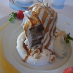 キュイエット - シフォンケーキ　ふわっとしていて食後の紅茶と合わせて料理の余韻を味わえる