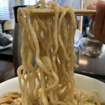 二代目高橋商店 - 極太ちぢれ麺をリフト⤴️