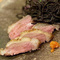 柚木元 - ⑥小熊の焼き物～今まで頂いたことがない驚くほど美味しい小熊肉。母熊と一緒に檻罠で捕獲されたもの。親熊は肉質が固いので鍋にしかできないが、小熊は柔らかいので焼いて。乾燥させた細い香茸を揚げた麺を添えて。