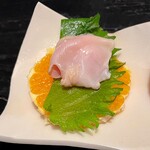 はまぐり屋 - はまぐりの刺身の大葉とオレンジ巻き