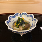 山玄茶 - 優しいお出汁がよく染みたお浸し。慈悲深く見せて雲丹がかくれんぼ。