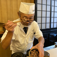山玄茶 - いたずらっ子みたいな瞳のお茶目な大将。自家製の梅干しを持ってニヤリ♡(￣*￣)