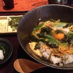 親子丼。途中からトリスープを入れてお茶漬け風にします。