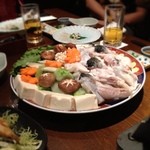 河岸番外地 - てっちり。今日は仲間との忘年会。久しぶりに、てっちりをコースで。前菜、湯引き、てっさ、唐揚げ、てっちり、雑炊、アイスクリーム。飲み放題＋ヒレ酒で一人当たり¥6,500。河豚ってやっぱり美味しいな。歯応えは勿論、ほんのりとした旨味に奥深さがあります！
満足(^.^)