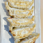 とろこく味噌らーめん みそや源兵衛 - 薄皮で野菜感強めの餃子