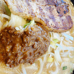 とろこく味噌らーめん みそや源兵衛 - 厚切り豚肉と味噌のトッピングが特徴的