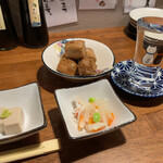 Kateiteki Ryouri Izakaya Shirotokuro - お通しは胡麻豆腐となます。里芋の煮転がしもいただきました。