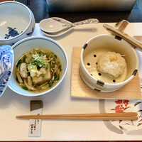 梅の花 本町店 - 右：名物　とうふしゅうまい
                左：大根餅の菊菜あん掛け
