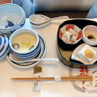 梅の花 本町店 - 右：嶺岡豆腐　根菜の白和え　冬の卯の花煮
                左：茶碗蒸し