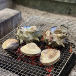 浅田水産 - 焼きハマグリと焼きサザエ。囲炉裏の炭火で焼いてくれます。