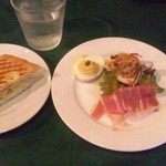 ソットラルベロ - ランチ前菜パニーニとサラダ