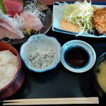 沼津魚市場食堂 - 料理写真:刺身とアジフライ定食♪