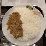 カレーの店ボンベイ - ライスに納豆を広げてみたところ