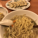 日高屋 - 中太麺と餃子の様子