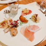 Tau - 寒ブリ、牡蠣と海水ジュレ、ル・レクチェ生ハム ハマグリのシーザースサラダ、冬野菜