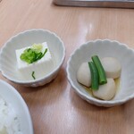 大栄食堂 - 小芋といんげん豆の煮たんと冷奴