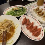 餃子家 龍 - カープ餃子　にんにくニラたっぷり餃子　もやしチャーシュー　青菜の塩炒め　だったはず…