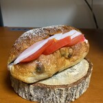 パン屋 ロキ - レーズンカンパーニュの鶏生ハムサンド