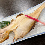 割烹御宿 みよや - 到着した時に玄関先で干されていたカレイ。ふわっとして旨みがぎゅっと！いい干し加減でした