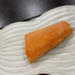 割烹御宿 みよや - 新潟では鮭を餅切り(お餅みたいに四角く切る)にすることも多いです。