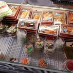 おいしい魚を食べさせる店 魚可津 - テイクアウトの様子。