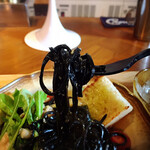 カフェバー ノラリ - イカ墨麺使用！エビとルッコラのペペロンチーノ（イカ墨麺リフト）