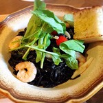 カフェバー ノラリ - イカ墨麺使用！エビとルッコラのペペロンチーノ（パスタアップ）