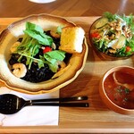 カフェバー ノラリ - イカ墨麺使用！エビとルッコラのペペロンチーノ