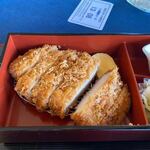 Fukuoka Senchuri-Gorufukurabu Resutoran - トンカツは低温熟成した豚ロースを粗目のパン粉でサクッと揚げてあるんでとても食べやすかったですよ。