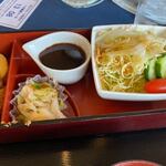 Fukuoka Senchuri-Gorufukurabu Resutoran - 御膳にはサラダも添えられてます。