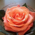 レストラン ビストロ - テーブルにはオシャレにバラの花が飾られています