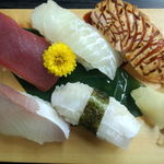 すしごはん 馬ん場 - まぐろ、はまち、活ひらめ、活えんがわ、あぶりサーモン（上方から）