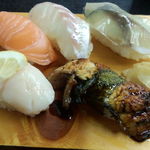 すしごはん 馬ん場 - サーモン、ホタテ、活鯛、あぶりうなぎ、しめさば