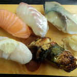 すしごはん 馬ん場 - サーモン、ホタテ、活鯛、あぶりうなぎ、しめさば（上方から）