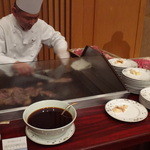 Hoteru Okura Koube - ステーキは目の前で調理してくれます。