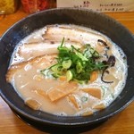 げんた - 『塩とんこつ』（メンマトッピング）
            
            しっかり髄の旨みが出た本格豚骨ラーメン。